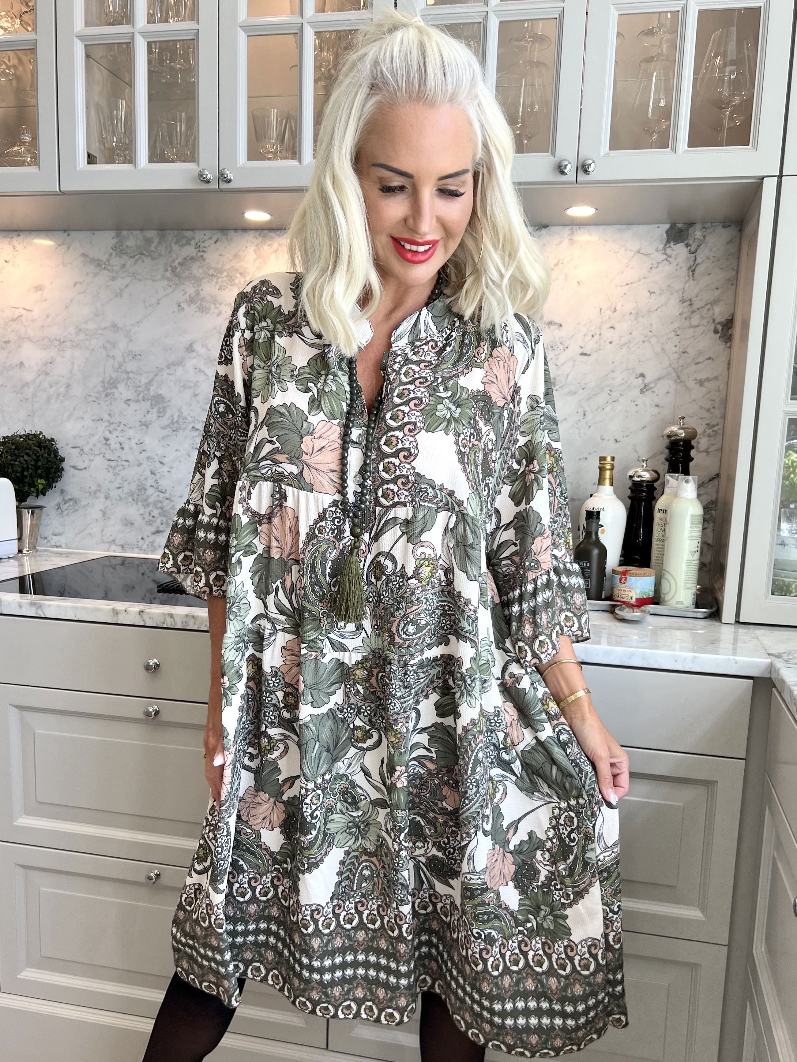 Mie - Mönstrad klänning med knappar på bröstet